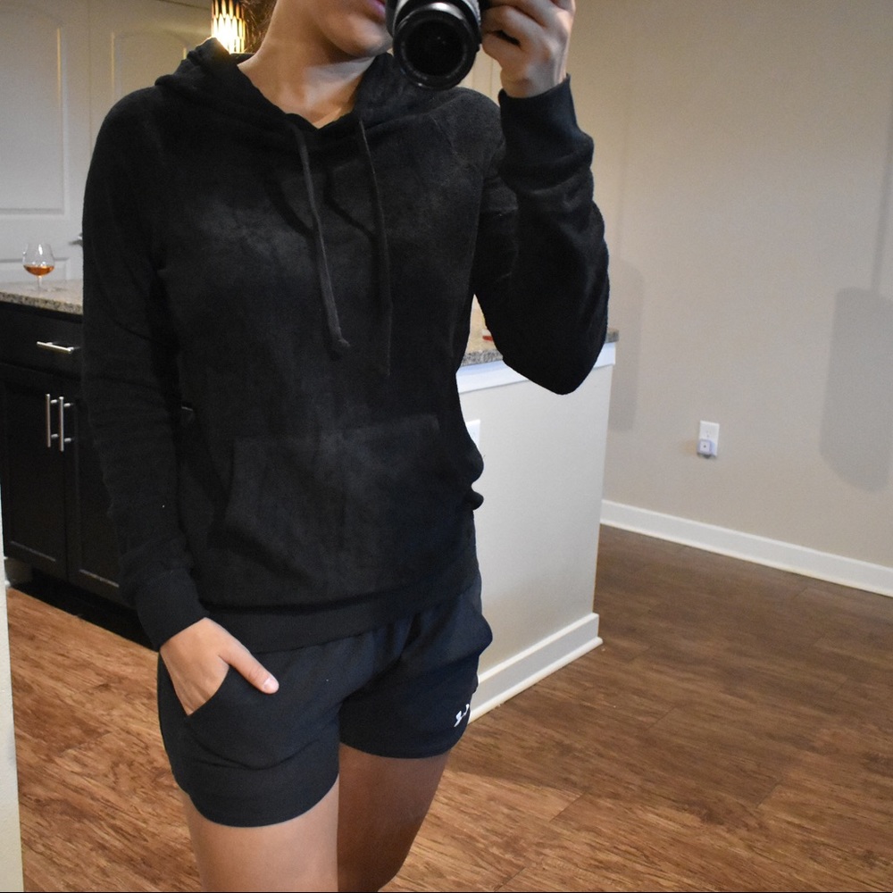 Long Sleeve Hoodie Pull Over in Black